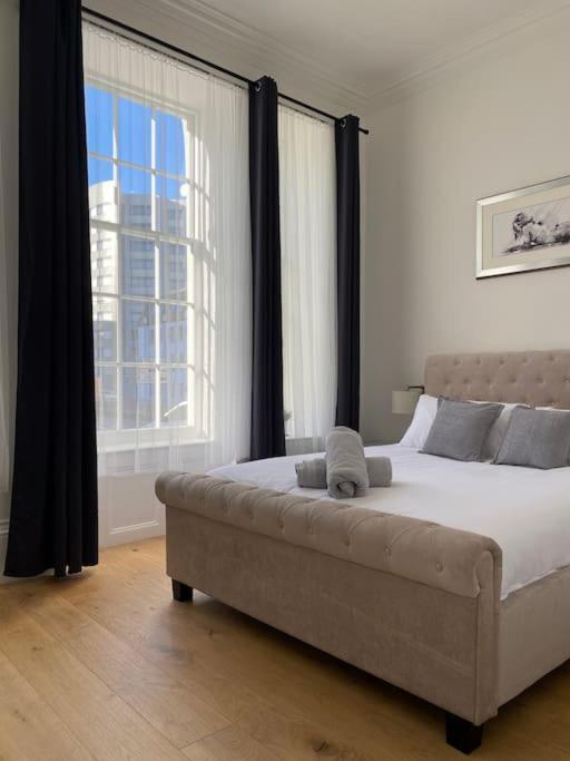 Grand On Hoe/barbican Allocated Parking! Apartment