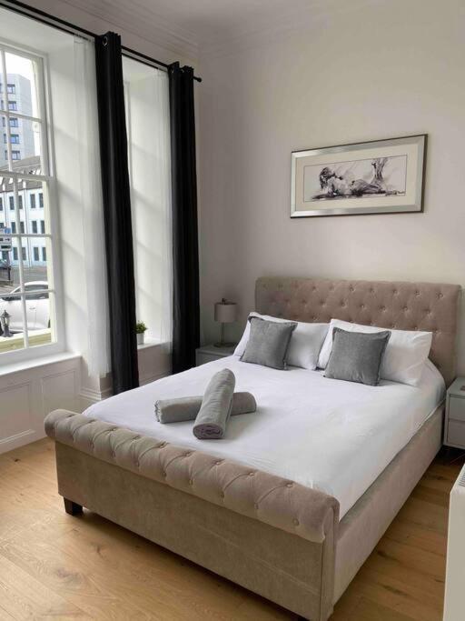 Apartment Grand On Hoe/barbican Allocated Parking!